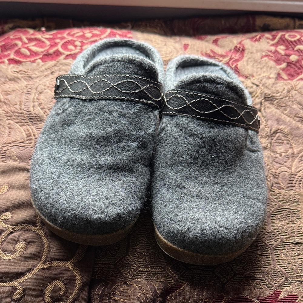 Women's Gray Wool Slippers